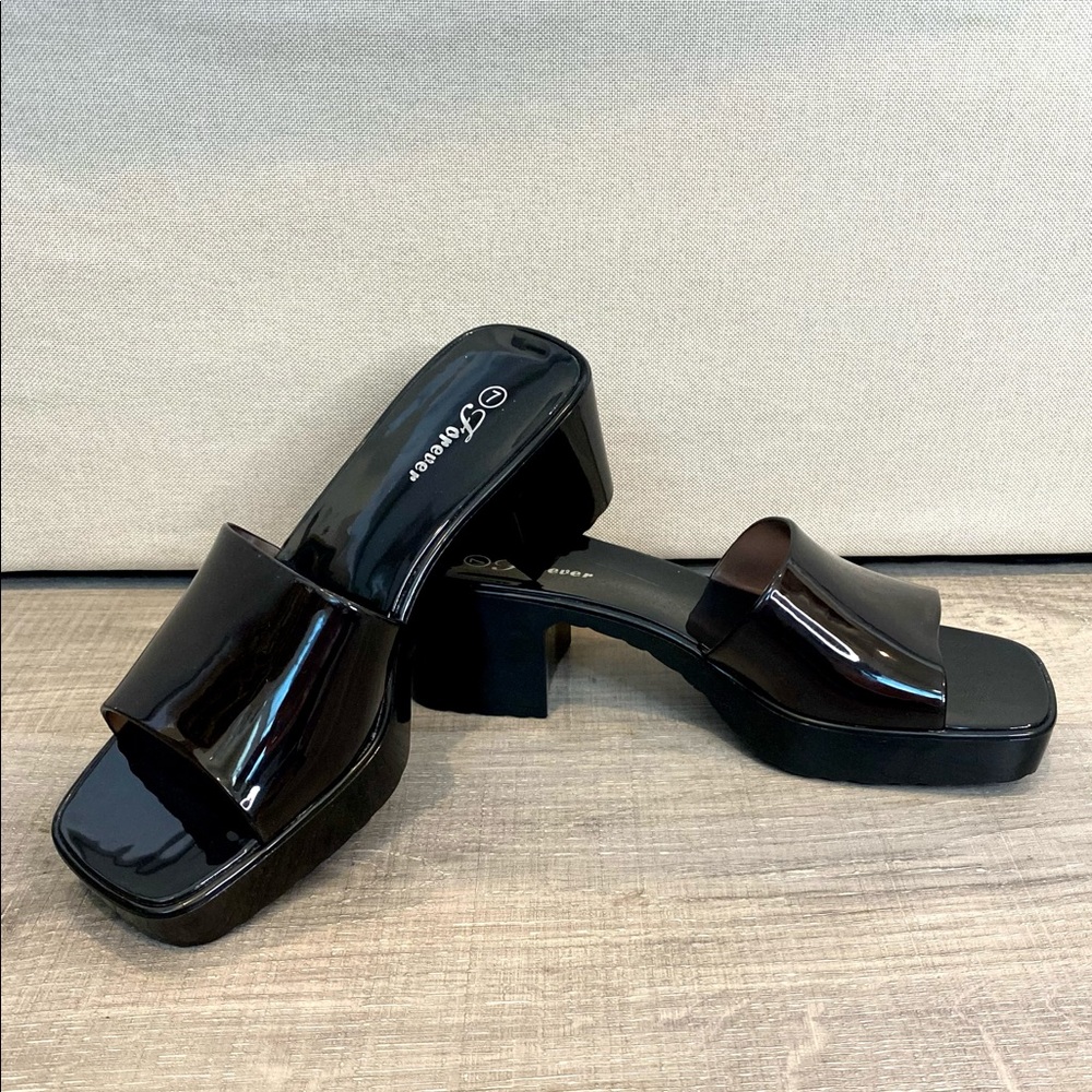Black platform sandal